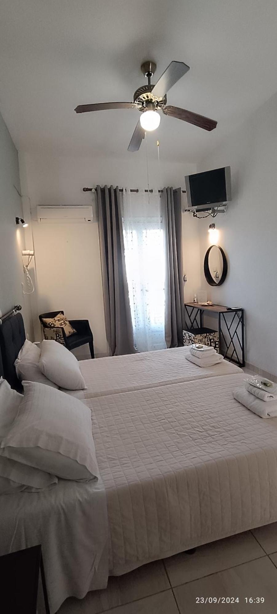 Odysseas Hotel Samos エクステリア 写真